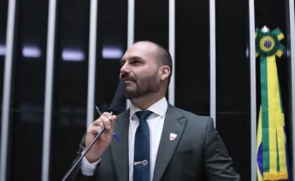 Especialistas dizem que Eduardo pode ser candidato mesmo estando nos EUA