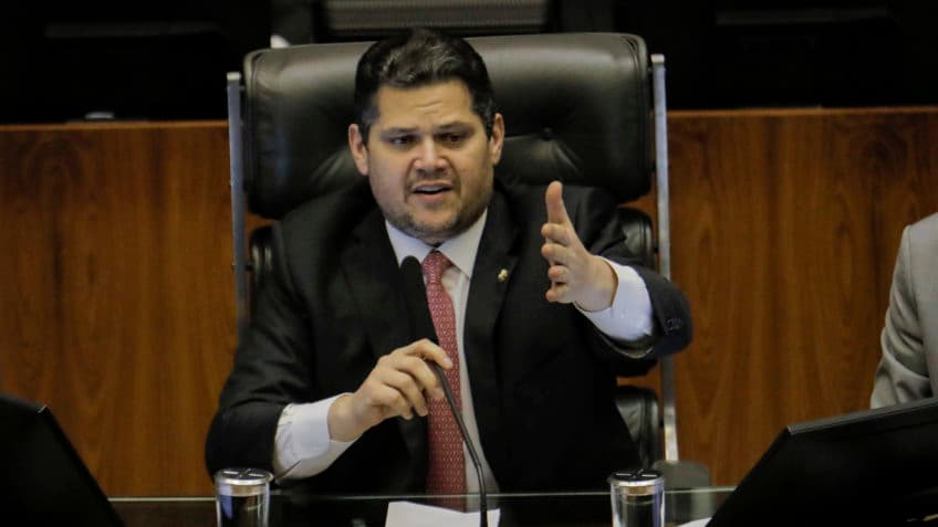 Alcolumbre avalia votar IOF no plenário do Senado ainda nesta 4ª