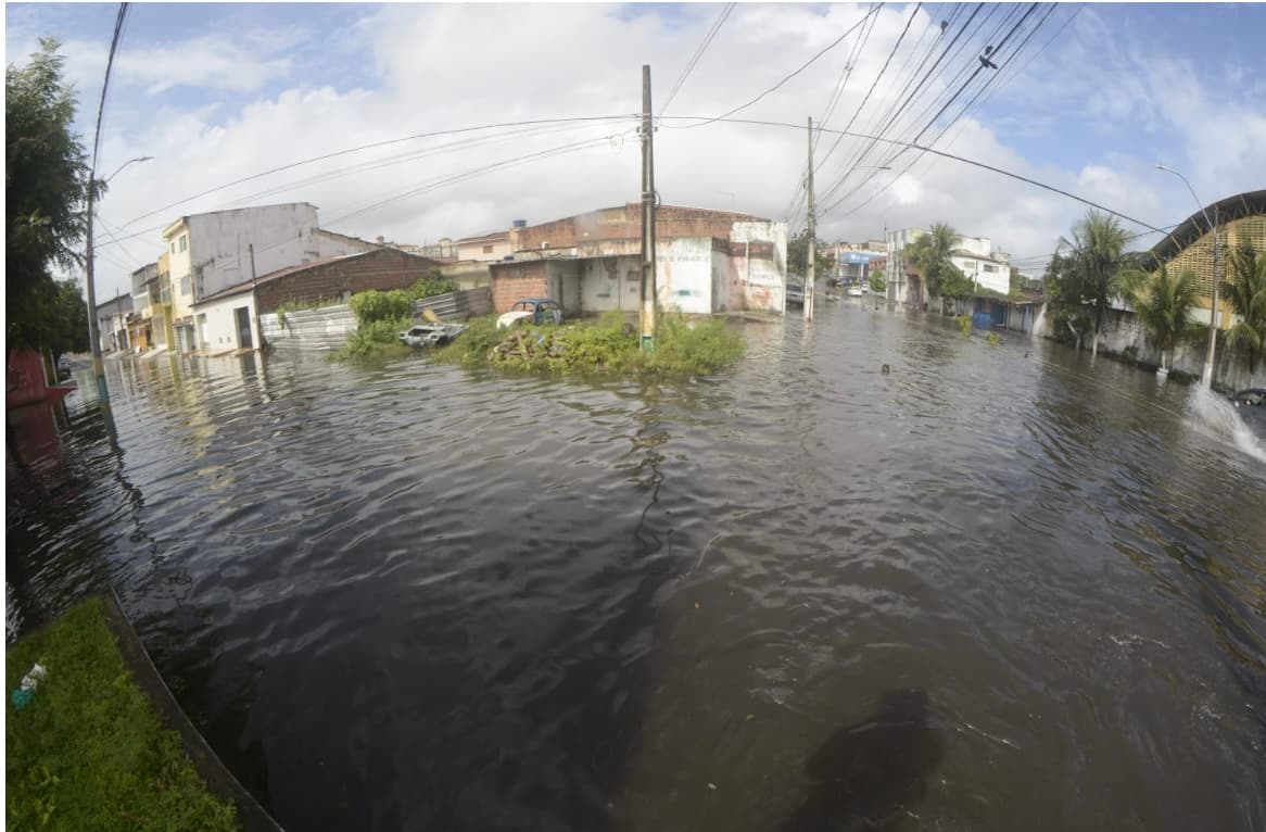 Natal tem dois pontos de alagamento intransitáveis nesta segunda-feira; confira