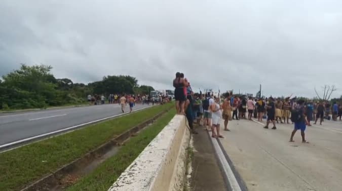 VÍDEO: PROTESTO: Indígenas bloqueiam BR-101 em Mamanguape contra genocídios; Veja nota