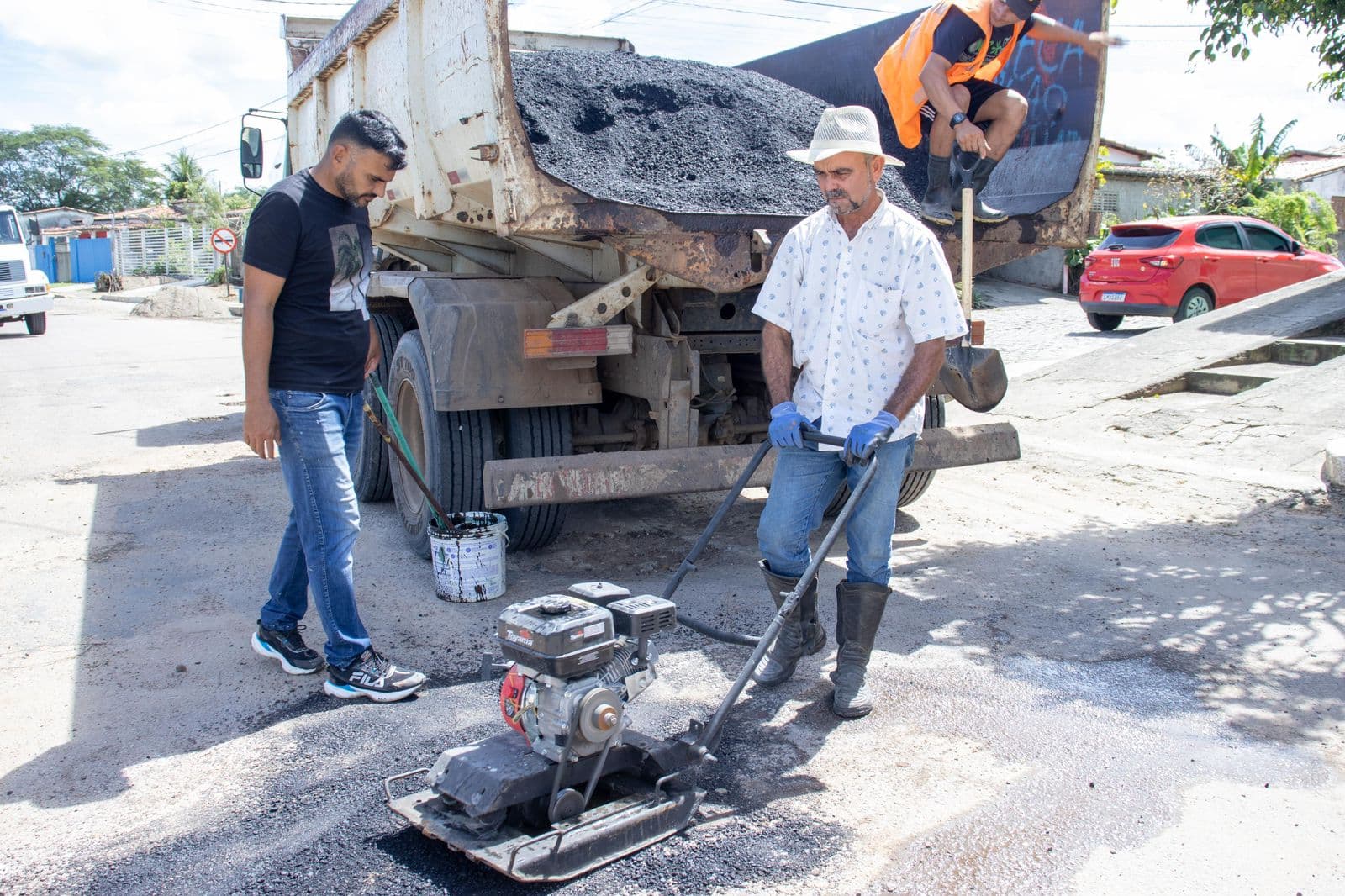 Prefeita Wedna inicia operação tapa-buraco com recursos próprios na RN-160 e mostra que não espera, faz acontecer