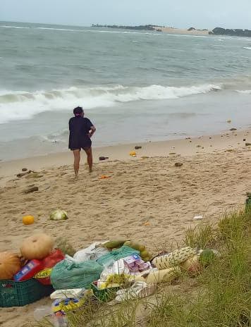 VÍDEO: Contêiner de navio que naufragou no litoral potiguar encalha na praia de Barra do Rio, em Extremoz, e população recolhe carga de alimentos