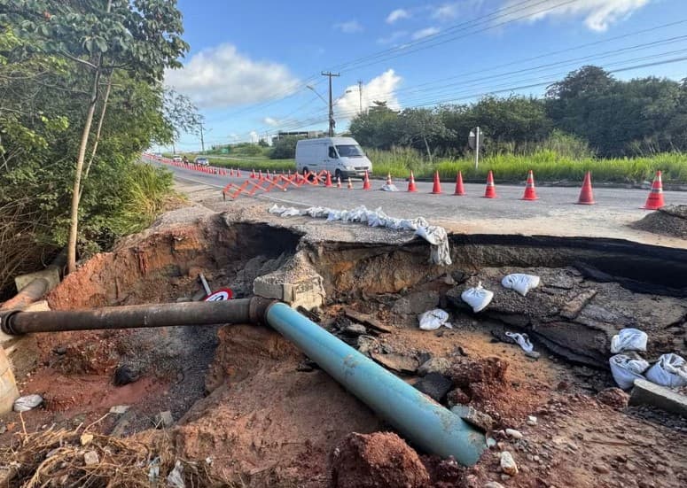 FOTOS: Cratera se abre e causa interdição parcial da BR-406 em São Gonçalo do Amarante