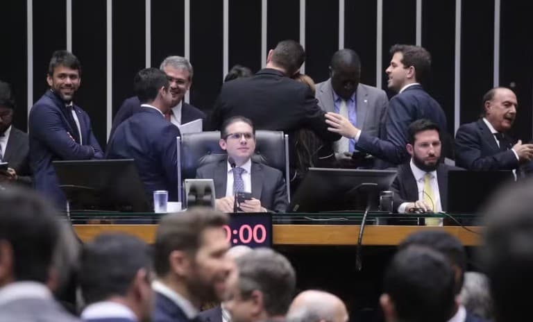 Câmara abre sessão para votar projeto que derruba decreto do governo que elevou IOF