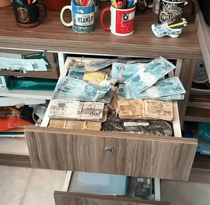 Prefeito petista de cidade da Bahia é afastado do cargo após PF encontrar R$ 3,2 milhões em gavetas na casa do ex-prefeito, também do PT