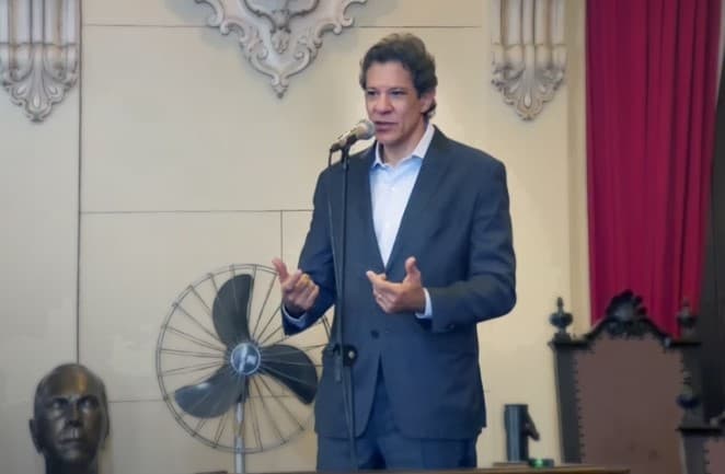 “É hora de vestir uniforme do embate”, diz Haddad após derrota do IOF