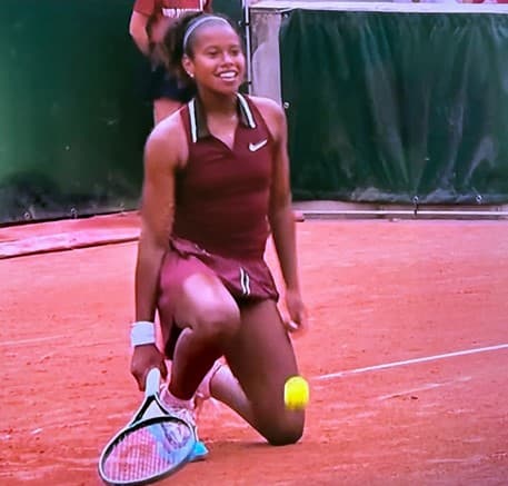 Tenista potiguar Victória Barros vence na estreia no torneio juvenil de Roland Garros