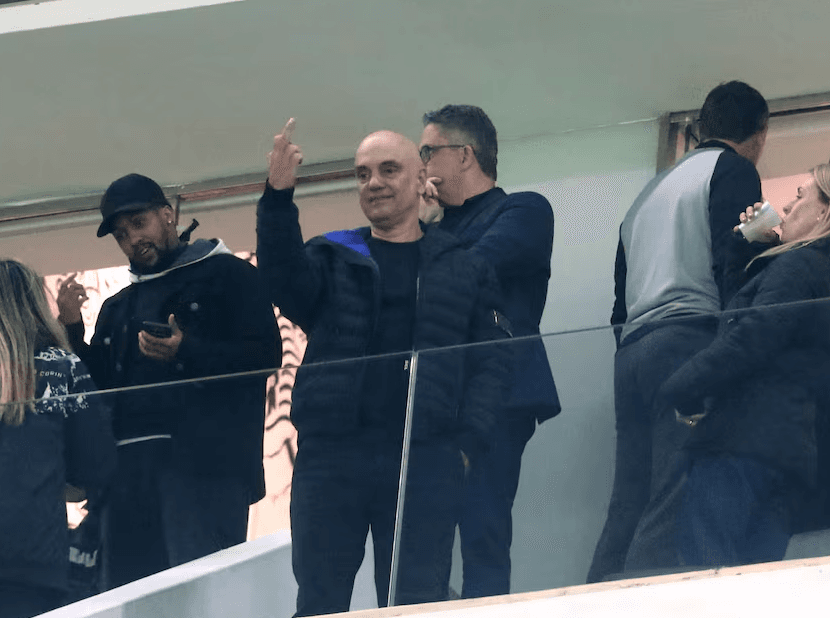 Moraes vai a jogo do Corinthians, sorri, acena e faz gesto obsceno em dia de sanção dos EUA