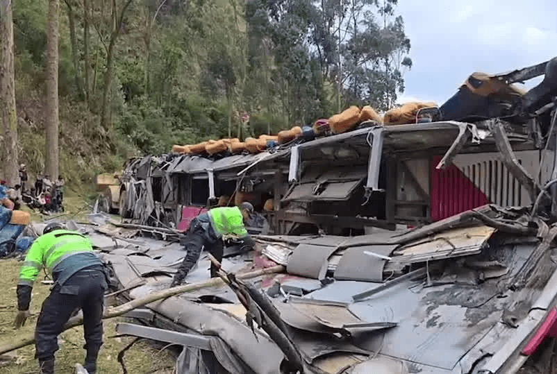 Ônibus cai de 50 metros em ravina e deixa ao menos 18 mortos no Peru