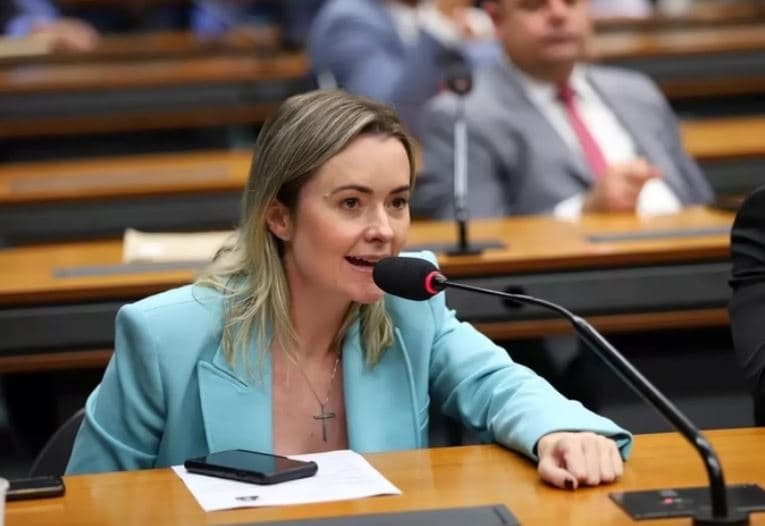 Deputada rebate Janones após denúncia: “Estou em licença maternidade”