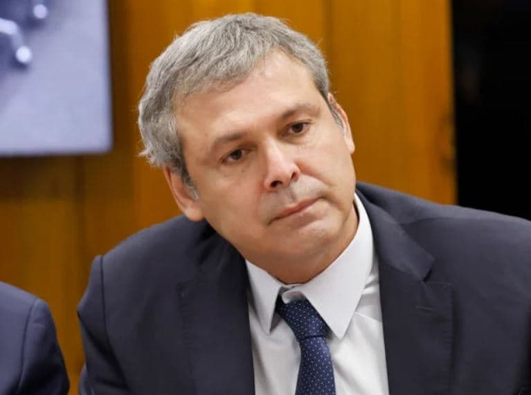 Líder do PT pede inclusão de Bolsonaro e Flávio em inquérito no STF