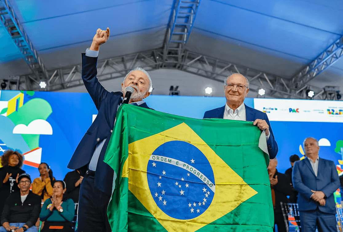No palanque, desarmado, Lula desdenha, ironiza e vê a derrota arrasadora das tarifas chegando