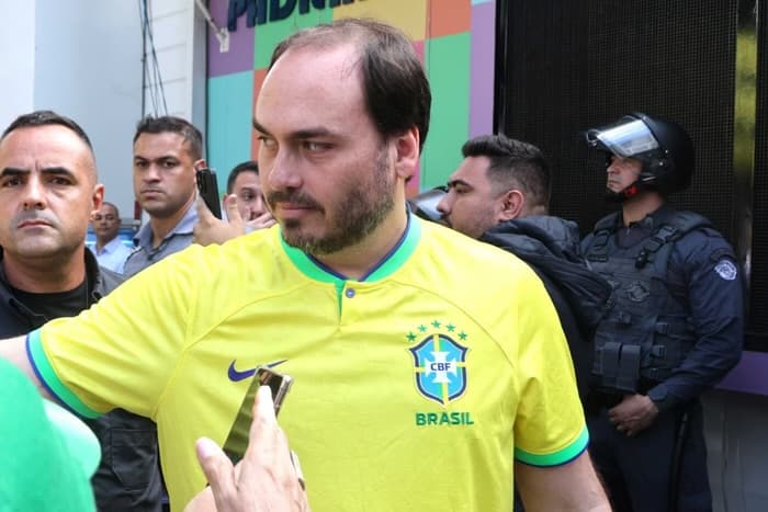 Carlos Bolsonaro se manifesta sobre restrições impostas ao pai