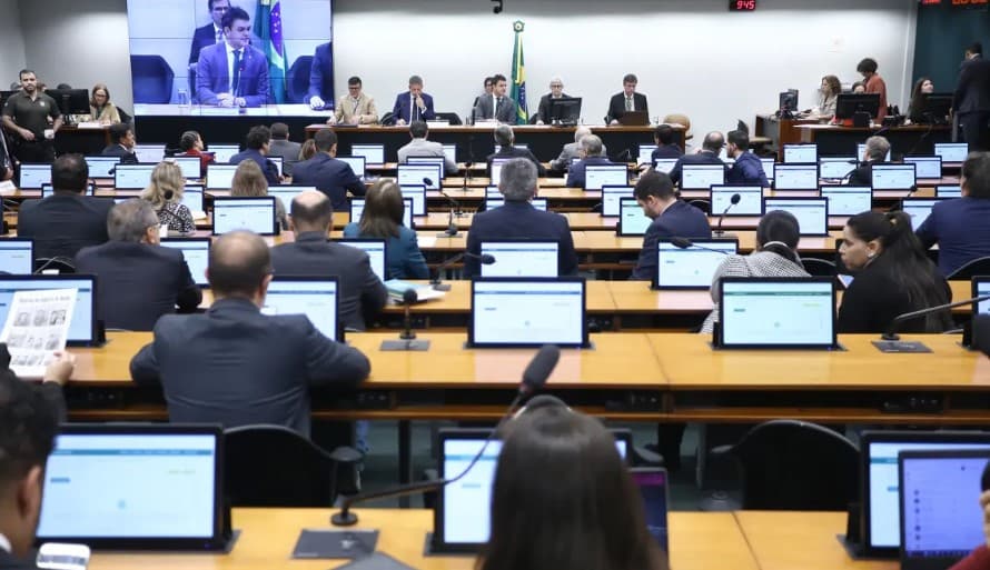 Comissão da Câmara aprova isenção do Imposto de Renda para quem ganha até R$ 5 mil; Projeto segue para o plenário