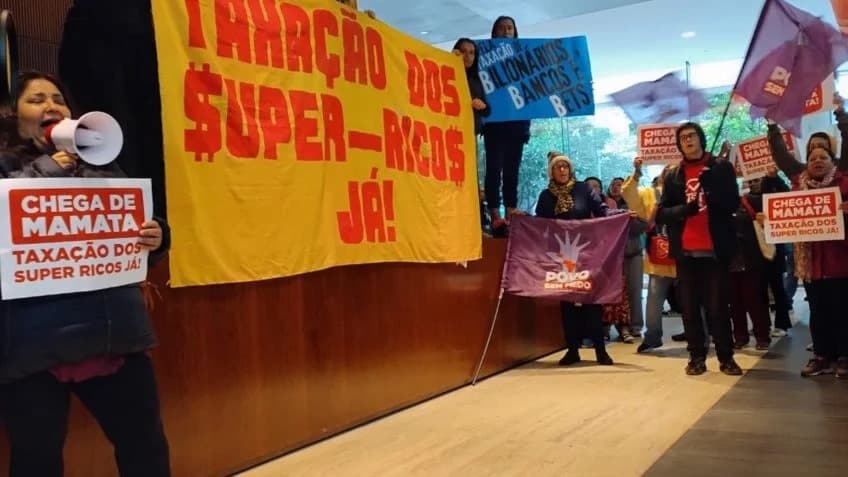 Ativistas ocupam prédio na Faria Lima e pedem taxação de super-ricos