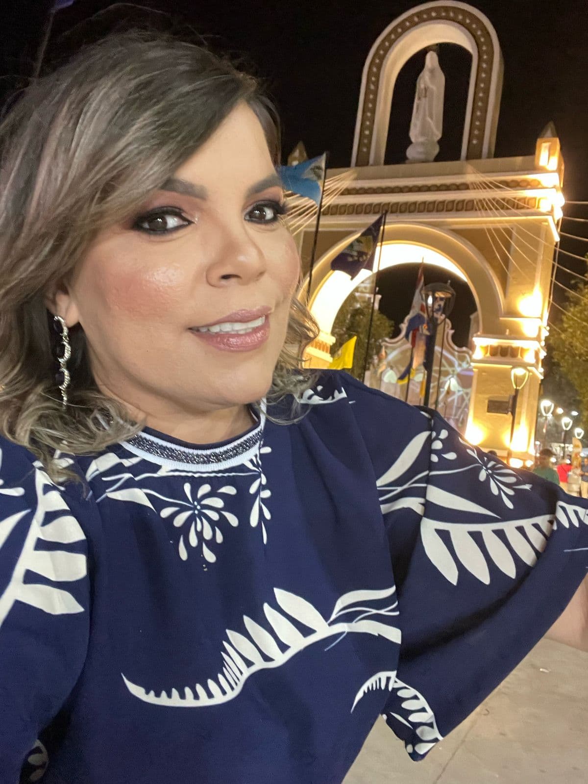 Radialista Yanne Daniele se pronuncia após sofrer queda e derrubar idosa na Feirinha de Sant’Ana, em Caicó