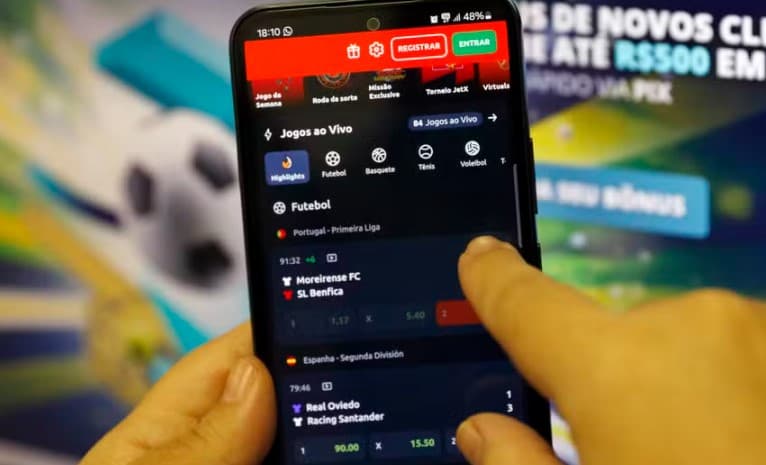 34% dos brasileiros entre 18 e 35 anos que pretendiam fazer uma graduação em 2025 adiaram plano devido a gastos com bets e jogo do tigrinho, mostra pesquisa
