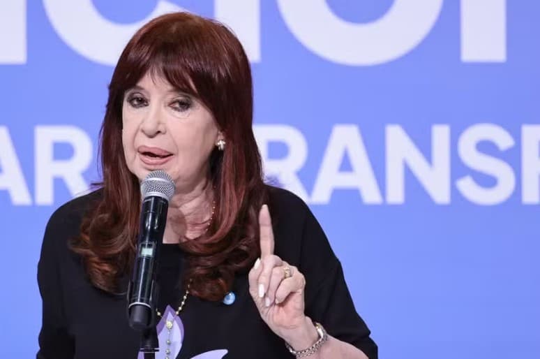 Argentina: Justiça intima Cristina Kirchner e mais 8 condenados por corrupção a pagarem R$ 3 bilhões por “dano causado ao erário”