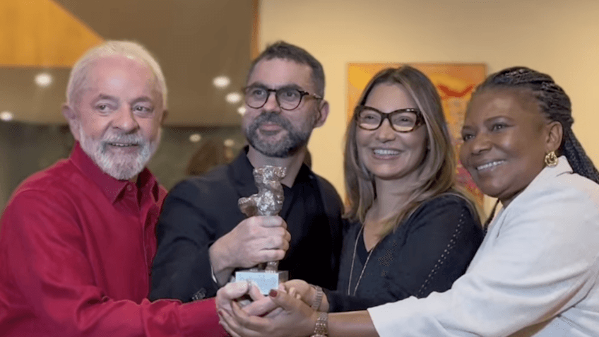 Lula posa com prêmio conquistado por produção brasileira em festival internacional de cinema