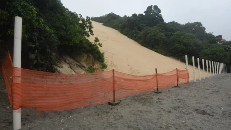 Morro do Careca começa a ser cercado novamente após subidas de turistas