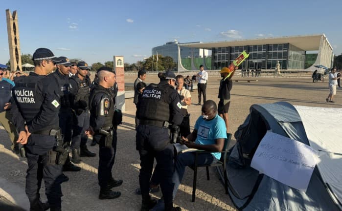 Dois deputados contestam decisão de Moraes sobre retirá-los de protesto na Praça dos Três Poderes e dizem que nem estavam no local