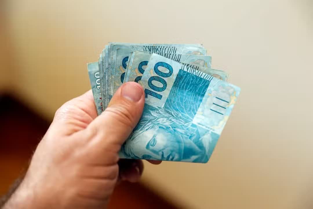 Famílias brasileiras usam quase 10% do orçamento para pagamento de juros; percentual é quase o triplo da média de 17 países desenvolvidos