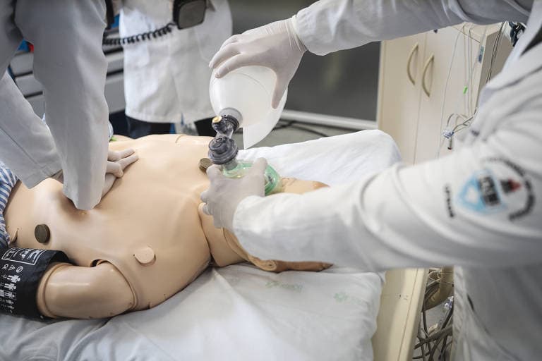 96% dos brasileiros apoiam prova obrigatória para médicos, mostra Datafolha