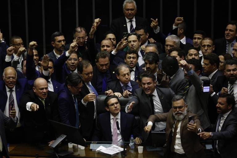 Centrão acelera pauta própria após prisão de Bolsonaro e preocupa governo Lula