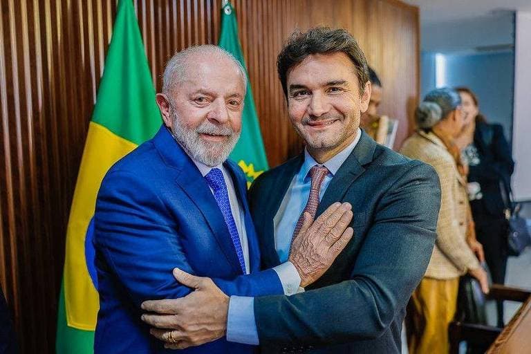 Pressionado pelo União Brasil, ministro de Lula resiste em deixar cargo e fica sob risco de expulsão da sigla