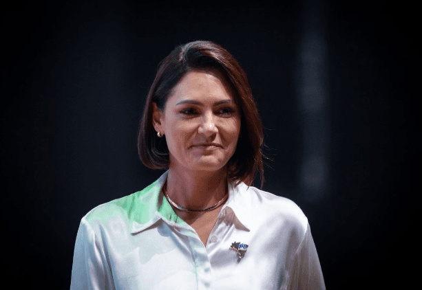 Michelle fala em ‘humilhação' após Moraes mandar polícia monitorar sua casa