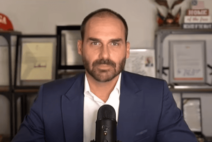 Eduardo diz que Moraes é "merecedor" de todas as sanções ao "dobrar aposta"
