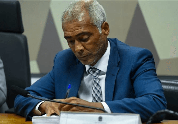 Romário vira alvo da oposição após recusar apoio a impeachment de Moraes