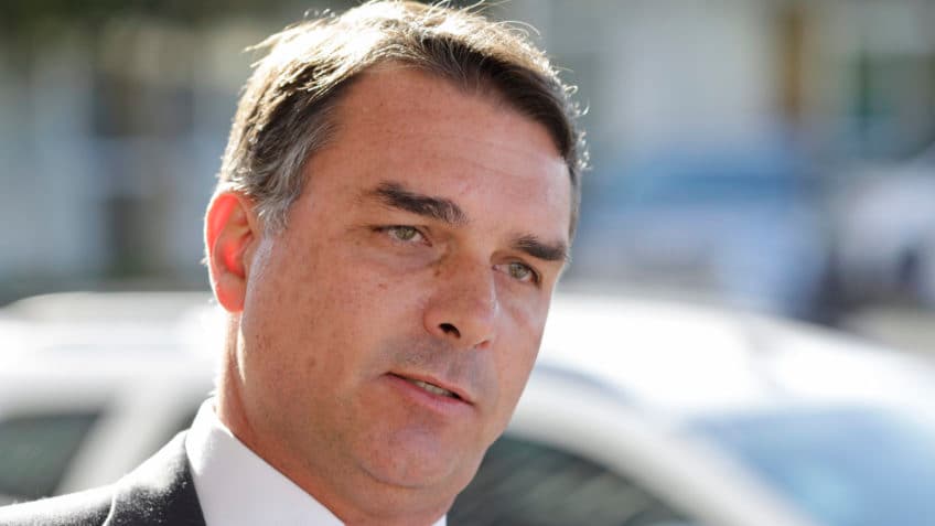 "Sem dó nem piedade": Flávio defende “modelo Bukele” e a construção de novos presídios