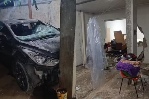 Esposa nega sexo, e marido ameaça e bate carro contra própria casa