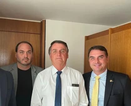 Medida restringe visita dos filhos Flávio e Carlos a Bolsonaro