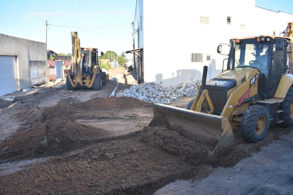 Prefeito Jaime Calado assina ordem de serviço para pavimentação de ruas no Guajiru