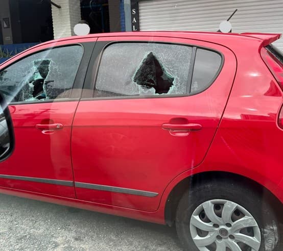 CONFUSÃO: Mulher flagra homem com outra e quebra vidros do carro dele em Ponta Negra
