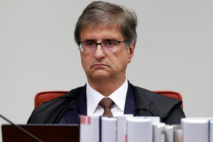 STF manda PGR se manifestar sobre “risco de fuga” de Bolsonaro até quarta-feira (27)