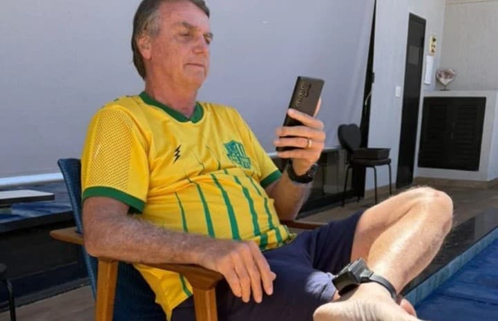 VÍDEO: Bolsonaro acompanha atos a favor da anistia de casa