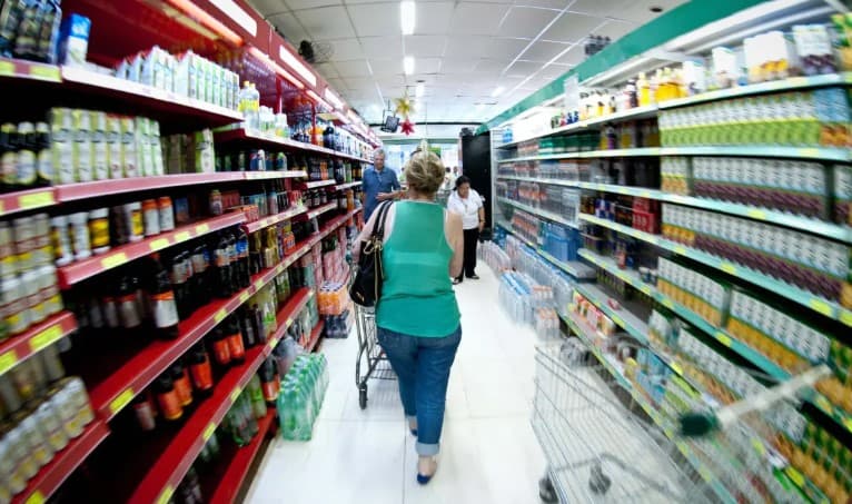 57% dos brasileiros acreditam que preços vão subir no mercado nas próximas semanas, diz pesquisa PoderData