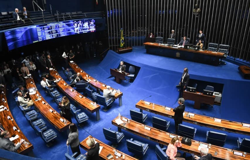 Fim da escala 6×1 entra em disputa com 3 PECs e pressão por mudança rápida