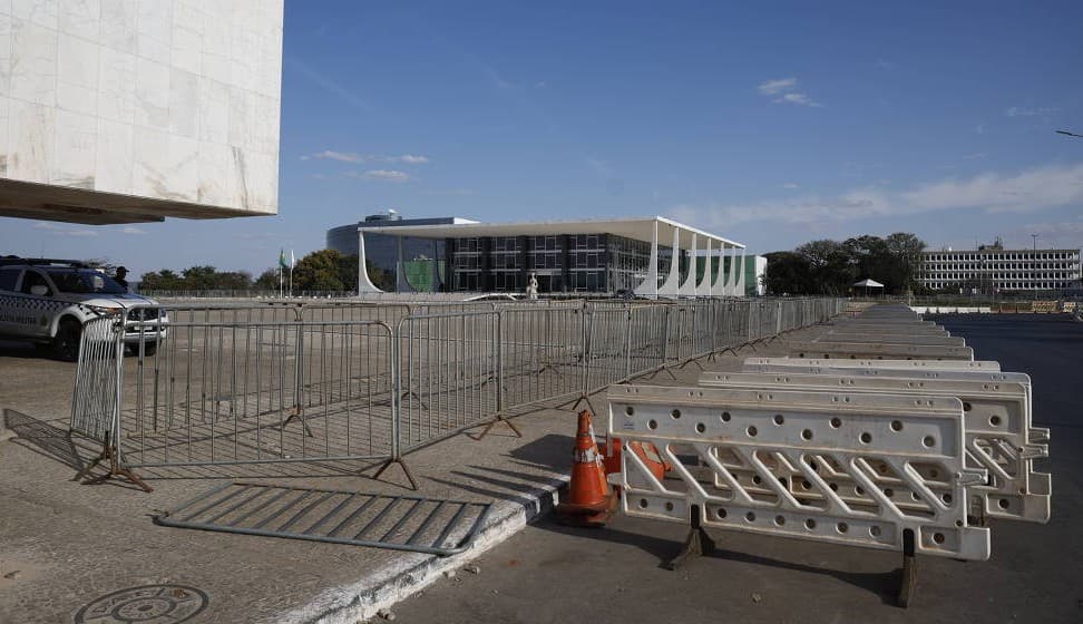 STF terá esquema de segurança com varredura em casas de ministros, e policiais dormindo no tribunal para julgamento de Bolsonaro