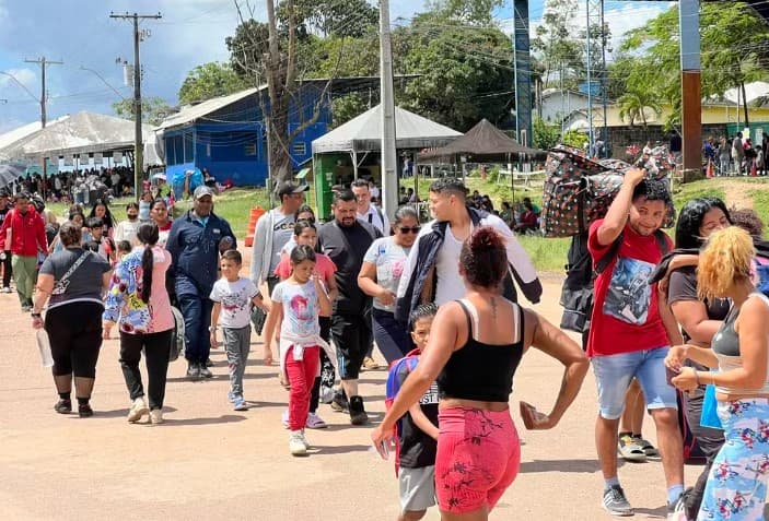 Fluxo de migrantes da Venezuela em busca de ajuda no Brasil dobra após eleição contestada de Maduro