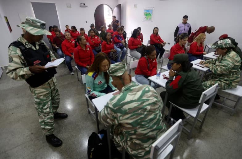 Funcionários públicos, donas de casa, aposentados: Venezuela intensifica alistamento para enfrentar eventual invasão dos EUA
