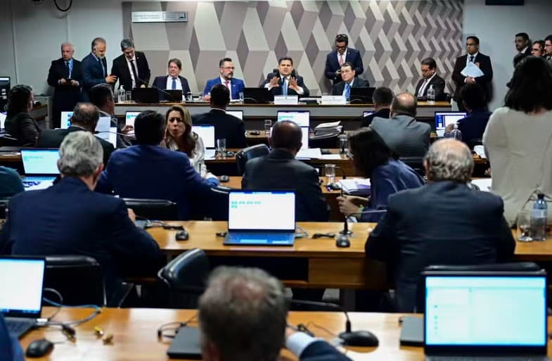 Governo Lula sofre derrota e oposição consegue aprovar voto impresso em comissão do Senado; texto ainda vai ao plenário