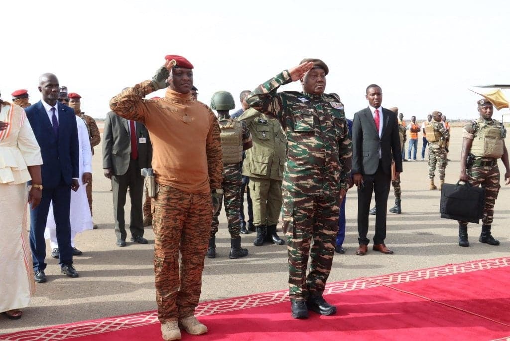 Burkina Faso criminaliza relações homossexuais com penas de até 5 anos de prisão