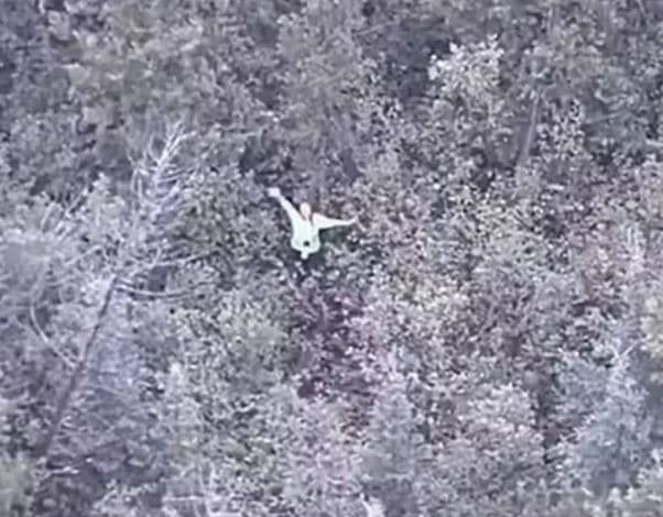 Mulher é resgatada de helicóptero após se perder em desafio do YouTube