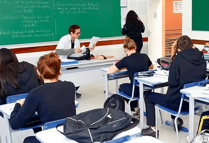 Sem direitos trabalhistas, professores temporários já são metade dos docentes nas redes estaduais