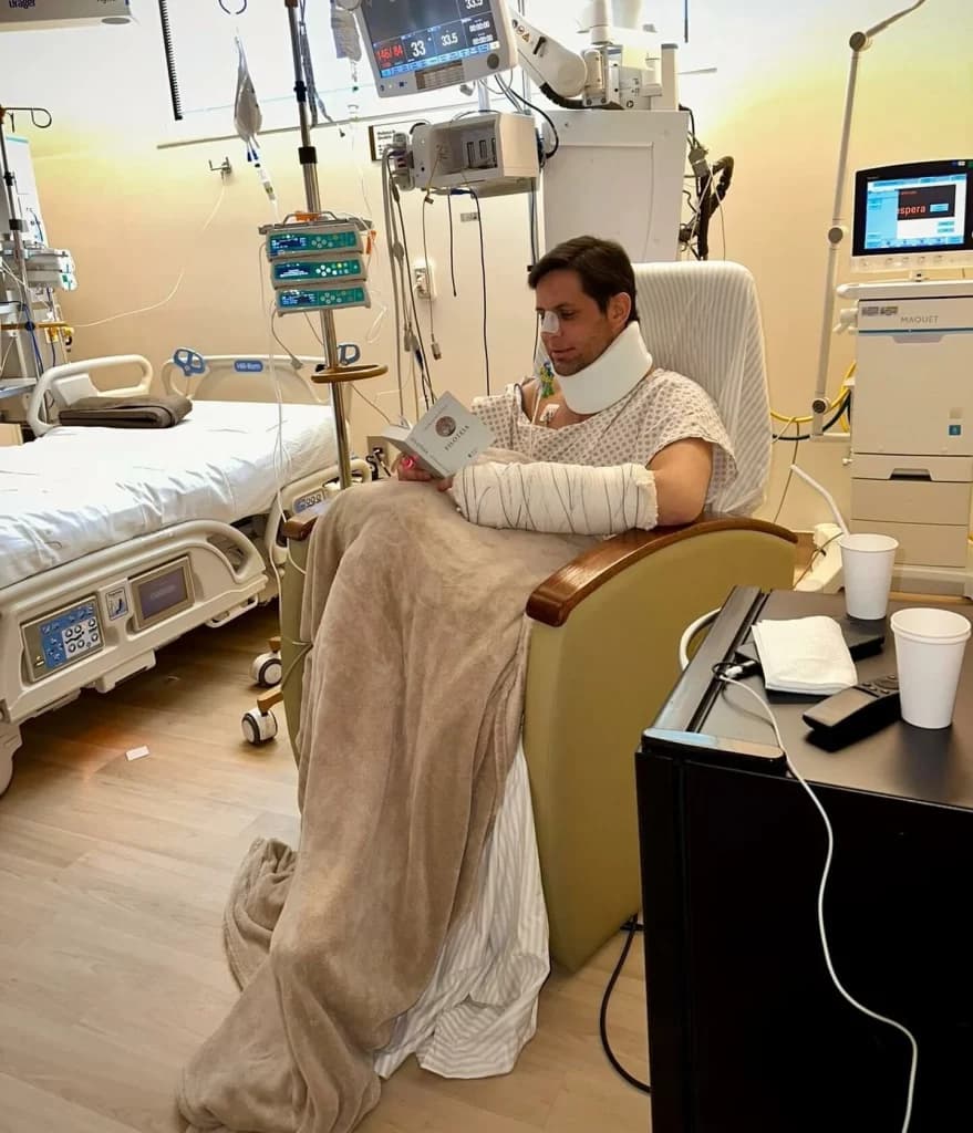 Internado, Rafael Motta publica foto sentado e lendo: “pareciam coisas tão distantes”