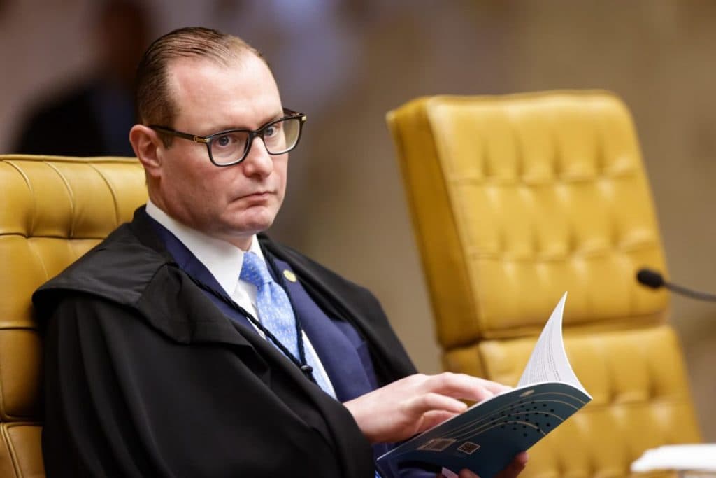A pedido de Moraes, Zanin marca mais um dia para julgar Bolsonaro